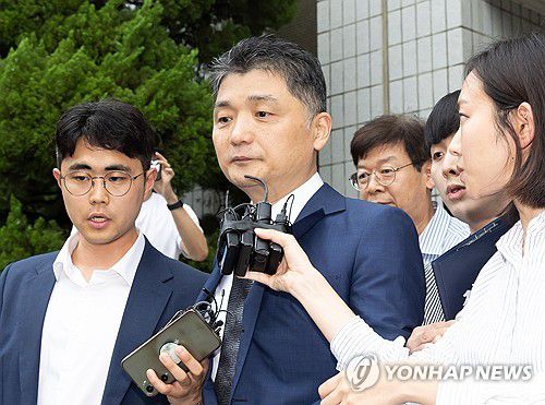 영장실질심사 마친 카카오 김범수(서울=연합뉴스) 윤동진 기자 = SM엔터테인먼트 시세 조종 의혹과 관련해 검찰 수사를 받아온 카카오 창업자 김범수 경영쇄신위원장이 22일 오후 구속 전 피의자 심문(영장실질심사)을 마친 후 서울 양천구 남부지방법원을 나서고 있다. 2024.7.22 mon@yna.co.kr