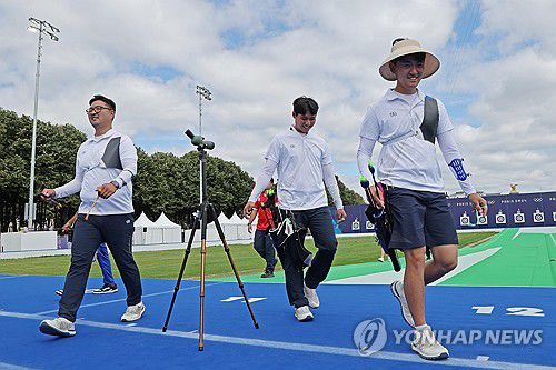 분위기 좋은 양궁 남자 대표팀(파리=연합뉴스) 임화영 기자 = 22일(현지시간) 프랑스 파리 레쟁발리드에 마련된 양궁 경기장에서 한국 남자 대표팀 김우진(왼쪽부터), 이우석, 김제덕이 훈련 도중 미소를 보이고 있다. 2024.7.22 hwayoung7@yna.co.kr