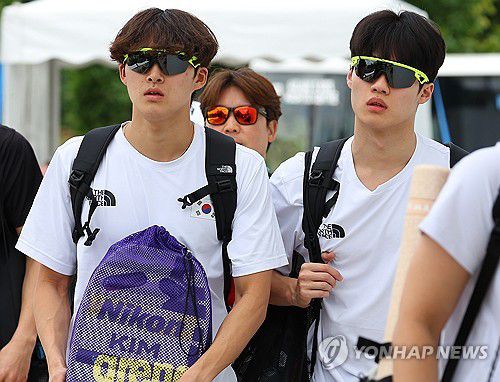 훈련장 향하는 김우민-황선우(파리=연합뉴스) 김도훈 기자 = 2024 파리올림픽 수영대표팀 김우민(왼쪽)과 황선우가 22일(현지시간) 오후 훈련을 위해 프랑스 파리 오네수부아 수영장으로 향하고 있다. 2024.7.23 superdoo82@yna.co.kr