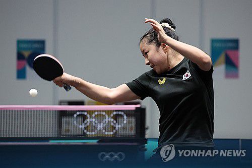 훈련하는 '삐약이' 신유빈(파리=연합뉴스) 임화영 기자 = 22일(현지시간) 프랑스 파리 사우스 파리 아레나4에 마련된 탁구 경기장에서 신유빈이 훈련하고 있다. 2024.7.23 hwayoung7@yna.co.kr