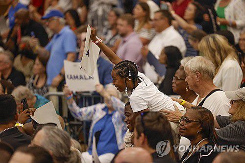 카멀라 해리스의 선거유세를 기다리는 지지자들(웨스트앨리스 EPA=연합뉴스) 23일(현지시간) 미국 위스콘신주 웨스트앨리스에 마련된 선거유세장에서 민주당의 대선후보로 급부상 중인 카멀라 해리스 부통령의 등장을 기다리는 지지자들. 2024.7.23
