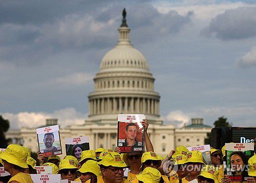 백악관 앞에서 기도하는 이스라엘인 인질 가족들(워싱턴DC AFP=연합뉴스) 23일(현지시간) 팔레스타인 무장정파 하마스가 납치해 인질로 삼은 이스라엘인들의 가족과 지인이 미국 워싱턴DC 백악관 앞에서 피해자들의 사진을 든 채 합동기도를 올리고 있다. 2024.7.23