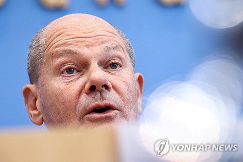 올라프 숄츠 독일 총리(베를린 로이터=연합뉴스) 올라프 숄츠 독일 총리가 24일(현지시간) 기자회견에서 답하고 있다. 2024.7.24