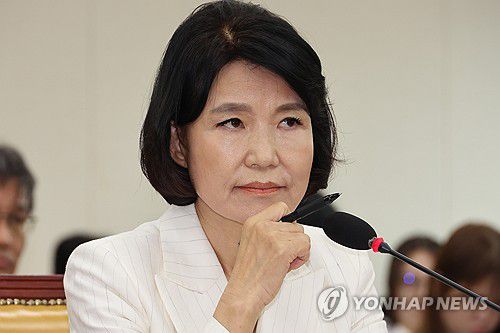 질문 받는 이진숙 방송통신위원장 후보자(서울=연합뉴스) 김주성 기자 = 이진숙 방송통신위원장 후보자가 24일 국회 과학기술정보방송통신위원회에서 열린 인사청문회에서 위원의 질문을 듣고 있다. 2024.7.24 utzza@yna.co.kr