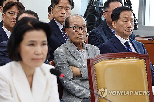 이진숙 청문회 참석한 류희림 방심위원장(서울=연합뉴스) 김주성 기자 = 24일 오후 국회 과학기술정보방송통신위원회에서 열린 이진숙 방송통신위원장 후보자에 대한 인사청문회에서 류희림 방송통신심의위원장(맨 오른쪽), 김재철 전 MBC 사장(오른쪽에서 두번째) 등 증인들이 발언을 듣고 있다. 2024.7.24 utzza@yna.co.kr