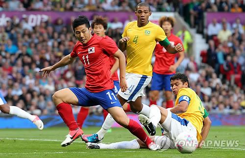 2012 런던 올림픽 남자축구 준결승전에서 브라질을 상대로 볼다툼을 펼치는 남태희[연합뉴스 자료사진]