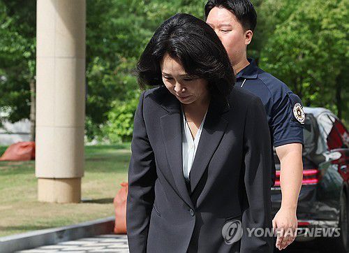 지지자들에게 인사하는 김혜경 씨(수원=연합뉴스) 홍기원 기자 = 2022년 제20대 대통령 선거와 관련한 공직선거법 위반 혐의로 재판에 넘겨진 더불어민주당 이재명 전 대표의 배우자 김혜경 씨가 25일 오전 경기도 수원시 영통구 수원지방법원에서 열리는 공판에 출석하며 지지자들에게 인사하고 있다. 2024.7.25 xanadu@yna.co.kr