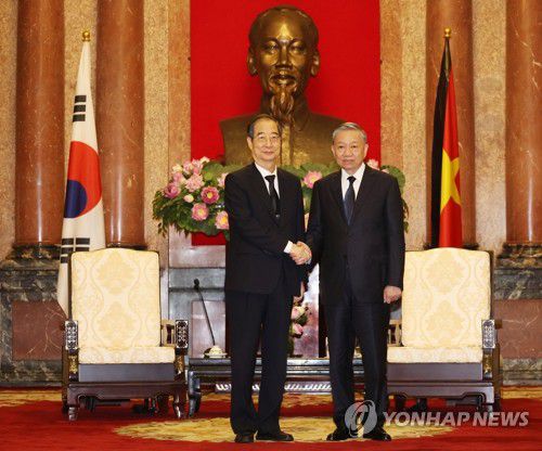 베트남 국가주석 면담하는 한덕수 총리(하노이=연합뉴스) 최재구 기자 = 응우옌 푸 쫑 베트남 공산당 서기장 조문을 위해 베트남을 방문한 한덕수 국무총리가 25일(현지시간) 베트남 하노이 국가주석궁에서 또 럼 베트남 국가주석과 면담에 앞서 기념촬영을 하고 있다. 2024.7.25 jjaeck9@yna.co.kr