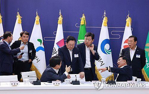 대화하는 시도지사들(홍성=연합뉴스) 홍해인 기자 = 강기정 광주시장, 이장우 대전시장, 김관영 전북지사, 김두겸 울산시장 등 시도지사들이 25일 충남도청에서 열린 제7차 중앙지방협력회의에 앞서 대화하고 있다.  2024.7.25 hihong@yna.co.kr