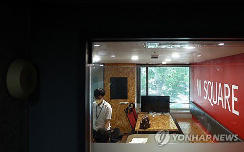 공정위, 티몬·위메프에 조사관 급파(서울=연합뉴스) 윤동진 기자 =  티몬·위메프 정산 지연 사태와 관련 공정거래위원회 조사관들이 25일 오후 서울 강남구 위메프 별관 사무실에서 관련 조사를 하고 있다. 2024.7.25 mon@yna.co.kr