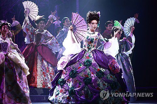 사교계의 여왕(서울=연합뉴스) 진연수 기자 = 25일 오후 서울 중구 충무아트센터 대극장에서 열린 뮤지컬 '베르사유의 장미' 프레스콜에서 배우 리사가 주요장면을 시연하고 있다. 2024.7.25 jin90@yna.co.kr