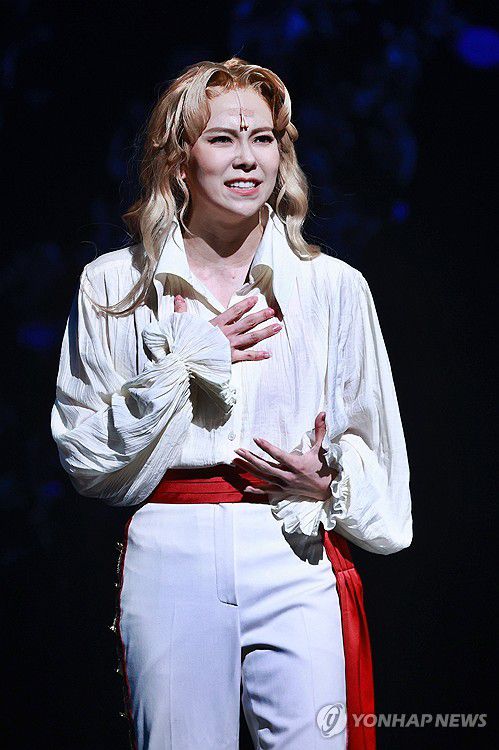 '오스칼' 역 맡은 김지우(서울=연합뉴스) 진연수 기자 = 배우 김지우가 25일 오후 서울 중구 충무아트센터 대극장에서 열린 뮤지컬 '베르사유의 장미' 프레스콜에서 주요장면을 시연하고 있다. 2024.7.25 jin90@yna.co.kr