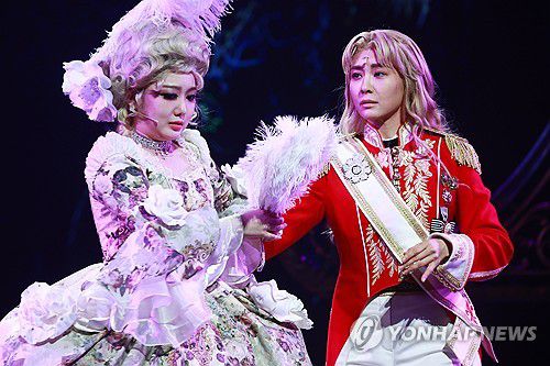 오스칼의 눈빛(서울=연합뉴스) 진연수 기자 = 25일 오후 서울 중구 충무아트센터 대극장에서 열린 뮤지컬 '베르사유의 장미' 프레스콜에서 배우 옥주현이 주요장면을 시연하고 있다. 2024.7.25 jin90@yna.co.kr