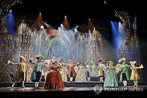 뮤지컬 '베르사유의 장미' 프레스콜(서울=연합뉴스) 진연수 기자 = 25일 오후 서울 중구 충무아트센터 대극장에서 열린 뮤지컬 '베르사유의 장미' 프레스콜에서 배우들이 주요장면을 시연하고 있다. 2024.7.25 jin90@yna.co.kr