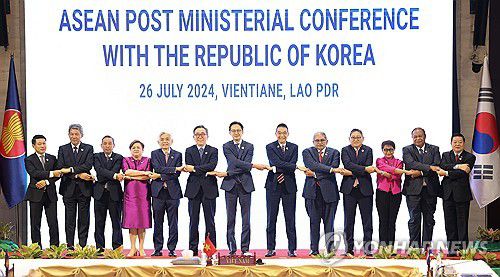 '한-아세안 외교장관회의' 기념촬영(비엔티안=연합뉴스) 김성민 기자 = 조태열 외교부장관(왼쪽 여섯번째)이 26일(현지시간) 오전 라오스 비엔티안 국립 컨벤션 센터에서 열린 한-아세안 외교장관회의에서 아세안 외교 수장들과 기념 촬영을 하고 있다. 2024.7.26 ksm7976@yna.co.kr