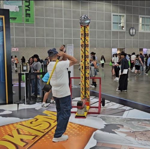 LA컨벤션센터에 설치된 웹툰 '외모지상주의' 부스에서 망치 치기를 하는 관람객(로스앤젤레스=연합뉴스) 김경윤 기자 = 26일(현지시간) LA컨벤션센터에 'K-스토리 앤드 코믹스 인 아메리카' 기업 대 소비자(B2C) 부스 '나이스 투 밋 툰'이 문을 열었다. 사진은 웹툰 '외모지상주의'를 테마로 꾸며진 부스에서 행사에 참여한 관람객 모습. 2024.7.27 heeva@yna.co.kr