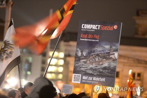 무슬림 반대 집회 현장의 극우 잡지 콤팍트[EPA 연합뉴스 자료사진. 재판매 및 DB 금지]