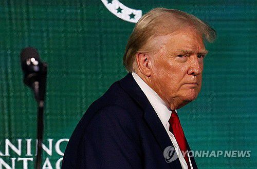 도널드 트럼프 전 미국 대통령(웨스트팜비치 로이터=연합뉴스) 26일(현지시간) 미국 공화당 대선후보인 도널드 트럼프 전 대통령이 플로리다주 웨스트팜비치에서 열린 정치행사에 참석하고 있다. 2024.7.26