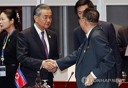 리영철 대사와 악수하는 왕이 외교부장(비엔티안=연합뉴스) 김성민 기자 = 왕이 중국 공산당 중앙외사판공실 주임 겸 외교부장이 27일(현지시간) 오후 라오스 비엔티안 국립컨벤션센터에서 열린 아세안지역안보포럼(ARF)에서 리영철 주라오스 북한 대사와 악수하고 있다. 2024.7.27 ksm7976@yna.co.kr