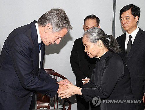 별세한 쫑 서기장의 부인 응오 티 만 여사를 위로하는 토니 블링컨 미국 국무장관(좌)(하노이 AFP=연합뉴스) 토니 블링컨 미국 국무장관이 27일(현지시간) 베트남 하노이의 응우옌 푸 쫑 베트남 공산당 서기장 자택을 방문, 쫑 서기장의 부인 응오 티 만 여사에게 애도의 뜻을 전하고 있다. 2024.07.28