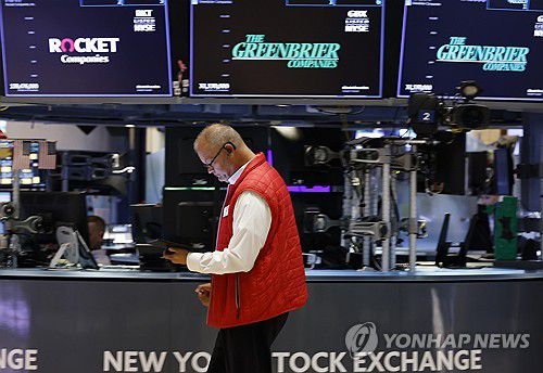 뉴욕증시의 트레이더[UPI 연합뉴스 자료사진. 재판매 및 DB 금지]