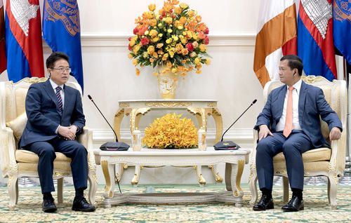 훈 마넷 캄보디아 총리(오른쪽)와 만난 이철우 경북도지사[경북도 제공. 재판매 및 DB 금지]