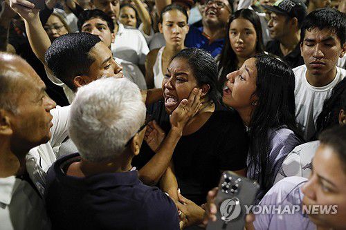 개표장 앞에서 고함 치는 민주야권 지지자[카라카스 AP=연합뉴스. 재판매 및 DB 금지]