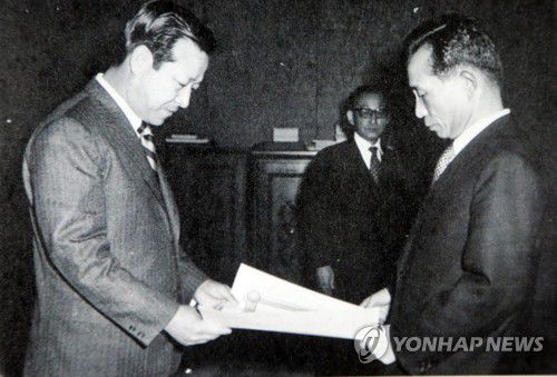 1971년 공화당 박정희 총재로부터 부총재 임명장을 받는 김종필[연합뉴스 자료사진]