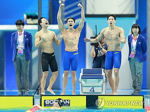 '코리아의 승리!'(항저우=연합뉴스) 홍해인 기자 = 황선우, 김우민, 이호준, 양재훈가 25일 중국 항저우 올림픽 스포츠센터 수영장에서 열린 2022 항저우 아시안게임 수영 이틀째, 남자 800m 계영 결승에서 금메달을 획득한 뒤 기뻐하고 있다. 2023.9.25 hihong@yna.co.kr