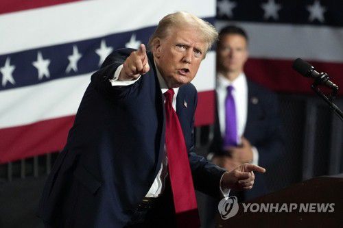 노스캐롤라이나서 유세하는 트럼프(샬럿 AP=연합뉴스) 미국 공화당 대선 후보인 도널드 트럼프 전 대통령이 24일(현지시간) 노스캐롤라이나주 샬럿에서 대선 유세를 하고 있다. 이날 트럼프 전 대통령은 민주당 대선 후보로 확실시되는 카멀라 해리스 부통령을 "급진 좌파 미치광이"라고 비난했다. 2024.07.25 passion@yna.co.kr