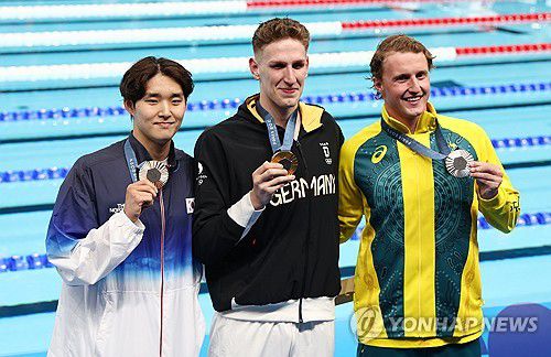 올림픽 동메달 획득한 김우민(파리=연합뉴스) 김인철 기자 = 27일(현지시간) 프랑스 파리 라데팡스 아레나에서 열린 2024 파리올림픽 수영 남자 자유형 400m 결승에서 동메달을 차지한 김우민이 시상식 후 기념촬영을 하고 있다. 2024.7.28 yatoya@yna.co.kr