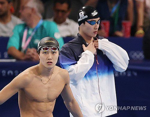 남자 200m 준결승 준비하는 김우민-황선우(파리=연합뉴스) 김도훈 기자 = 28일(현지시간) 프랑스 파리 라데팡스 아레나에서 열린 2024 파리올림픽 수영 남자 자유형 200m 준결승에서 김우민(왼쪽)과 황선우가 경기를 준비하고 있다.          황선우는 준결승 9위, 김우민은 12위로 결승 진출에 실패했다. 2024.7.29 superdoo82@yna.co.kr