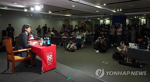 홍명보 감독 입에 쏠린 관심(서울=연합뉴스) 서대연 기자 = 29일 오전 서울 종로구 축구회관에서 열린 홍명보 축구 국가대표 감독 취임 기자회견에서 취재진이 홍명보 감독의 발언을 듣고있다. 2024.7.29 dwise@yna.co.kr