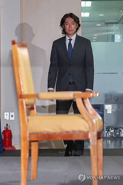 홍명보, 사령탑 자리로(서울=연합뉴스) 서대연 기자 = 홍명보 한국 축구 국가대표 감독이 29일 오전 서울 종로구 축구회관에서 열린 취임 기자회견에 참석하고 있다. 2024.7.29 dwise@yna.co.kr