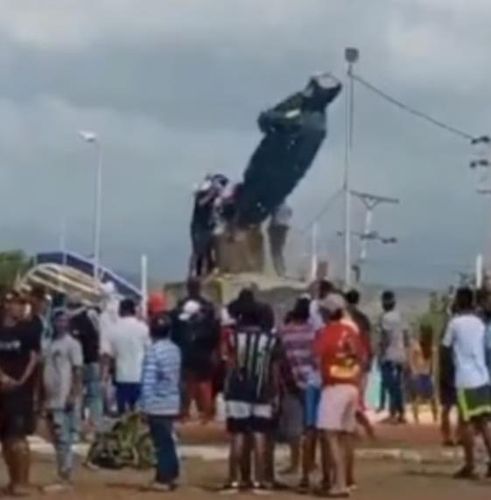 무너지는 차베스의 인물상 [엑스 캡처. 재판매 및 DB 금지]