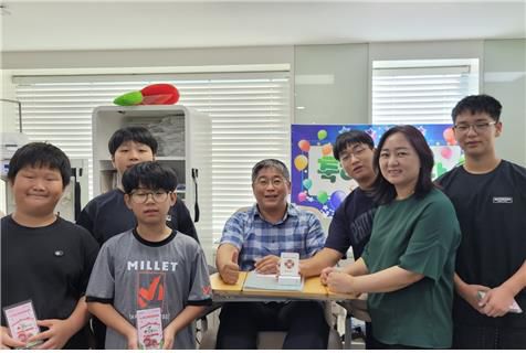 하재설 씨(가운데)와 가족·제자[대한적십자사 경남혈액원 제공. 재판매 및 DB 금지]