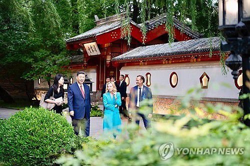 29일(현지시간) 베이징에서 대화 나누는 멜로니 총리와 시 주석[EPA 연합뉴스. 이탈리아 총리실 제공. 재판매 및 DB 금지]