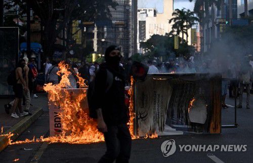 (카라카스 AFP=연합뉴스) 29일(현지시간) 베네수엘라 카라카스에서 대통령 선거 결과에 불복하는 시위대가 도로에 세운 바리케이드에 불을 지르고 있다. 베네수엘라 선거관리위원회는 지난 28일 치러진 대선에서 니콜라스 마두로 현 대통령이 승리했다고 발표했지만 부정 선거 의혹이 불거지면서 야권은 불복을 선언했다. 2024.07.30 passion@yna.co.kr