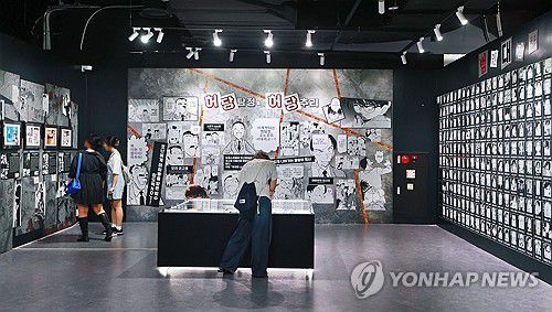 허당 탐정들의 허당추리(서울=연합뉴스) 진연수 기자 = 30일 오후 서울 마포구 AK플라자 홍대에서 열린 연재 30주년 기념 명탐정 코난전을 찾은 관람객들이 전시를 둘러보고 있다. 2024.7.30 jin90@yna.co.kr