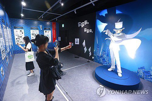 괴도키드의 등장(서울=연합뉴스) 진연수 기자 = 30일 오후 서울 마포구 AK플라자 홍대에서 열린 연재 30주년 기념 명탐정 코난전을 찾은 관람객들이 전시를 둘러보고 있다. 2024.7.30 jin90@yna.co.kr