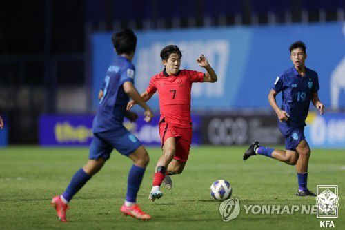 공격 펼치는 윤도영(서울=연합뉴스) 한국 17세 이하(U-17) 축구 대표팀 윤도영이 25일(현지시간) 태국 빠툼타니 스타디움에서 열린 2023 아시아축구연맹(AFC) U-17 아시안컵 대회, 태국과의 8강전에서 후반 공격을 펼치고 있다. 2023.6.26 [대한축구협회 제공. 재판매 및 DB 금지] photo@yna.co.kr
