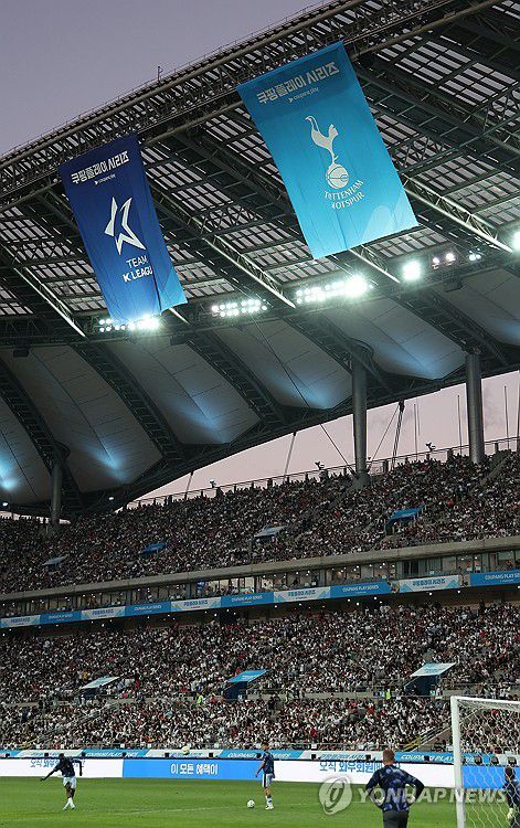 경기장 채운 팬들(서울=연합뉴스) 김성민 기자 = 31일 서울월드컵경기장에서 열린 2024 쿠팡플레이 시리즈 토트넘과 팀 K리그의 경기. 경기 시작 전 관객들이 경기 시작을 기다리고 있다. 2024.7.31 ksm7976@yna.co.kr