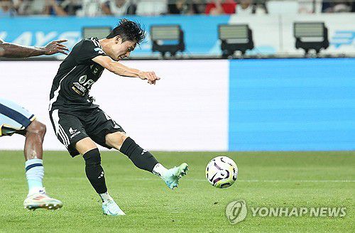 양민혁의 힘찬 슛(서울=연합뉴스) 김성민 기자 = 31일 서울월드컵경기장에서 열린 2024 쿠팡플레이 시리즈 토트넘과 팀 K리그의 경기. 팀 K리그 양민혁이 슛을 하고 있다. 2024.7.31 ksm7976@yna.co.kr