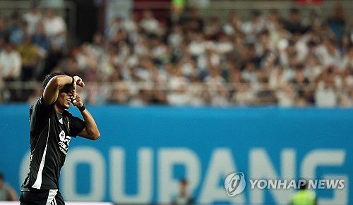 오베르단도 찰칵찰칵(서울=연합뉴스) 박동주 기자 = 31일 서울월드컵경기장에서 열린 2024 쿠팡플레이 시리즈 토트넘과 팀 K리그의 경기.      팀 K리그 오베르단이 골을 넣고 기뻐하고 있다.     2024.7.31 pdj6635@yna.co.kr