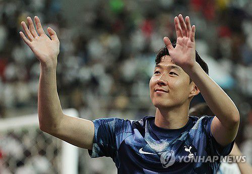 팬들에게 인사하는 손흥민(서울=연합뉴스) 박동주 기자 = 31일 서울월드컵경기장에서 열린 2024 쿠팡플레이 시리즈 토트넘과 팀 K리그의 경기 종료 후 토트넘 손흥민이 팬들에게 인사하고 있다. 2024.7.31 pdj6635@yna.co.kr