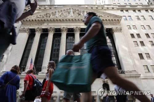미국 뉴욕 증권거래소 앞 행인들[AFP 연합뉴스 자료사진. 재판매 및 DB 금지]