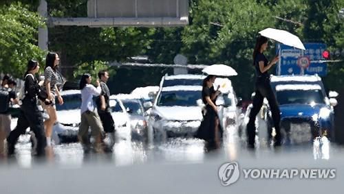 열기 가득한 도로[연합뉴스 자료사진]
