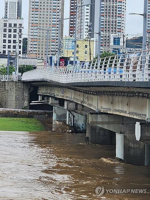 폭우로 내려 앉은 유등교[독자 제공. 재판매 및 DB금지]