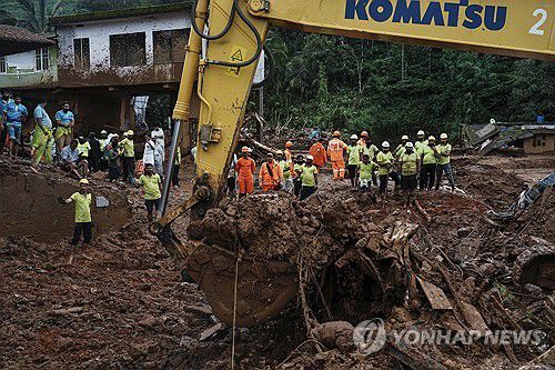 1일 인도 케랄라 산사태 피해지역서 진행되는 수색작업[AP 연합뉴스 자료사진. 재판매 및 DB 금지]