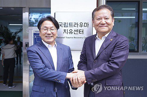 국립국가폭력트라우마치유센터 방문한 이상민 장관(광주=연합뉴스) 이상민 행정안전부 장관이 1일 오전 광주 서구 화정동 국립국가폭력트라우마치유센터에서 강기정 시장과 기념 사진을 찍고 있다. 2024.8.1 [광주시 제공. 재판매 및 DB 금지] daum@yna.co.kr